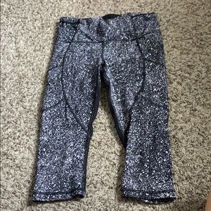 Lululemon crop black and white